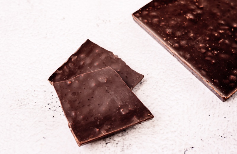 割れた板チョコレート。愛犬にとって中毒の危険がある、ハロウィンで特に注意すべきお菓子