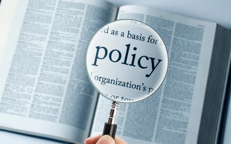 編集ポリシーの概念を示す拡大鏡とpolicyの文字