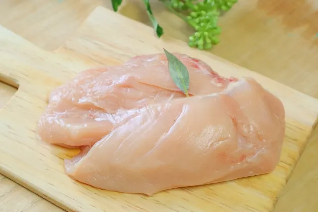 高たんぱくな鶏むね肉（去勢・避妊後の体づくりにおすすめの食材）